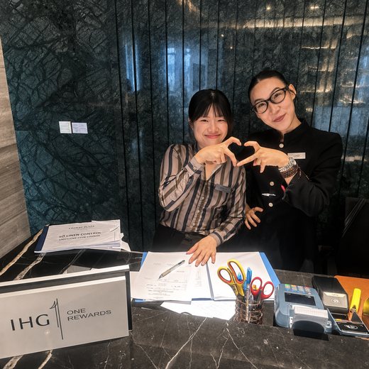 Stella and Lynd help make the Club Lounge one of the best we ever visited!