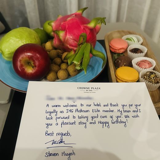 Waiting in the room on arrival - fruit, chocolates and a handwritten note signed by Steven Huynh.